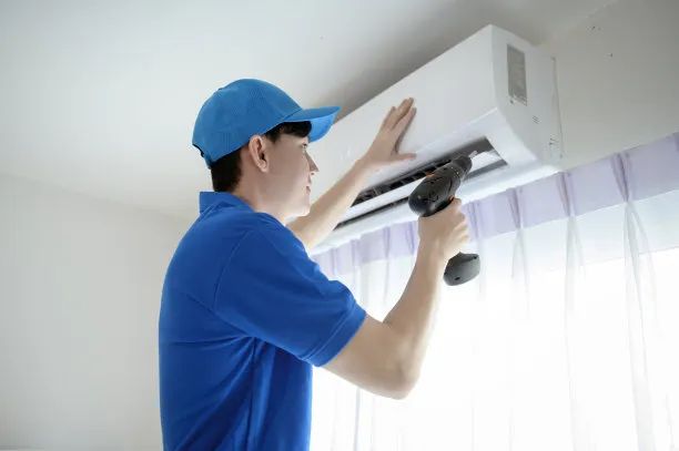 一名穿着蓝色制服