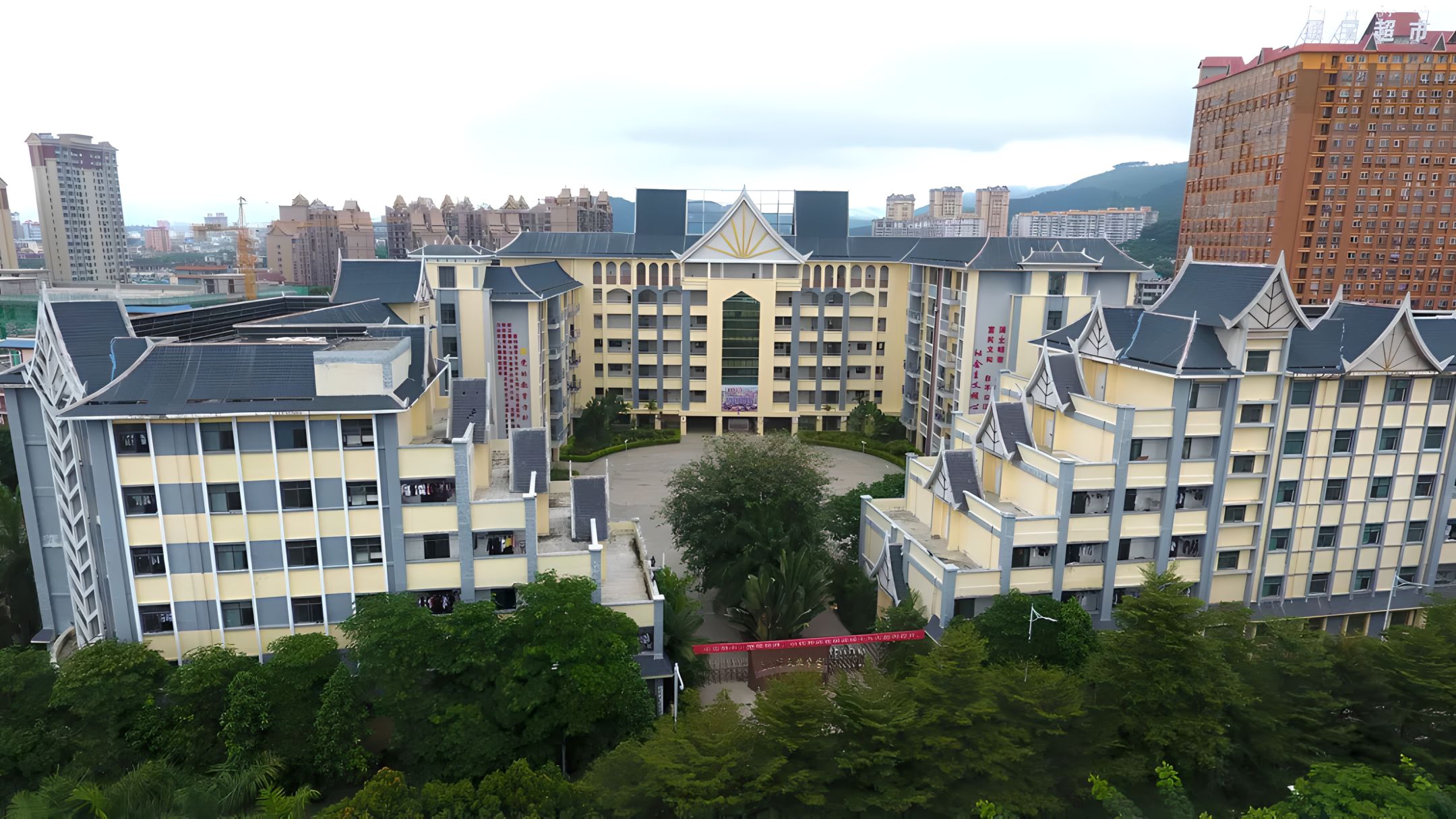 景洪市民族中学的